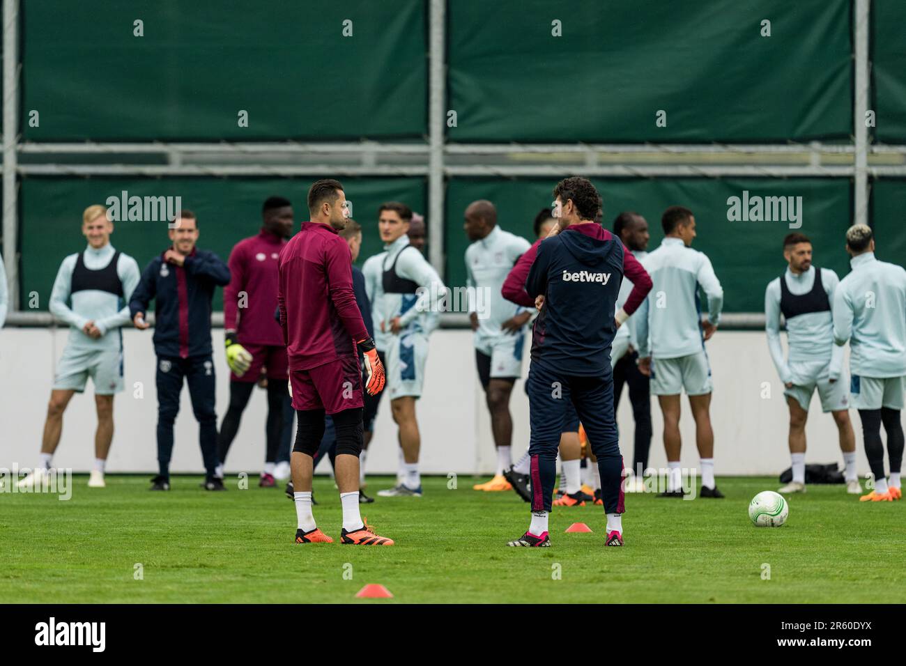 Praga, Repubblica Ceca. 06th giugno, 2023. I giocatori di West Ham United hanno visto durante un'ultima sessione di allenamento in vista della finale della UEFA Europa Conference League tra Fiorentina e West Ham United alla Fortuna Arena di Praga. Qui l'allenamento si svolge allo Strahov Stadium Credit: Gonzales Photo/Alamy Live News Foto Stock
