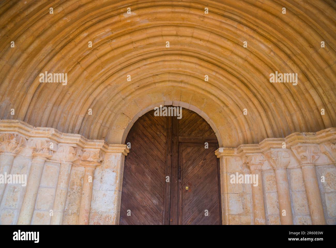 Facciata della chiesa di Virgen del barrio. Navares de las Cuevas, provincia di Segovia, Castilla Leon, Spagna. Foto Stock