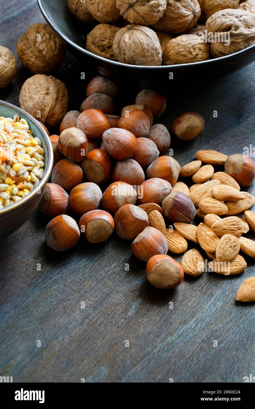 Noci, mandorle, nocciole e cereali, prodotti ricchi di vitamina e per una dieta sana, Itay, Europa Foto Stock