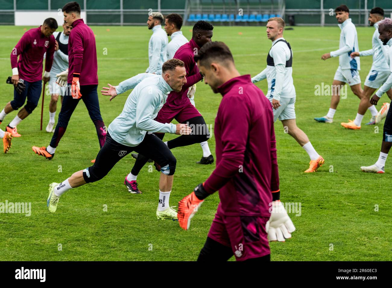 Praga, Repubblica Ceca. 06th giugno, 2023. Vladimir Coufal (5) del West Ham United visto durante un'ultima sessione di allenamento in vista della finale della UEFA Europa Conference League tra Fiorentina e West Ham United alla Fortuna Arena di Praga. Qui l'allenamento si svolge allo Strahov Stadium Credit: Gonzales Photo/Alamy Live News Foto Stock