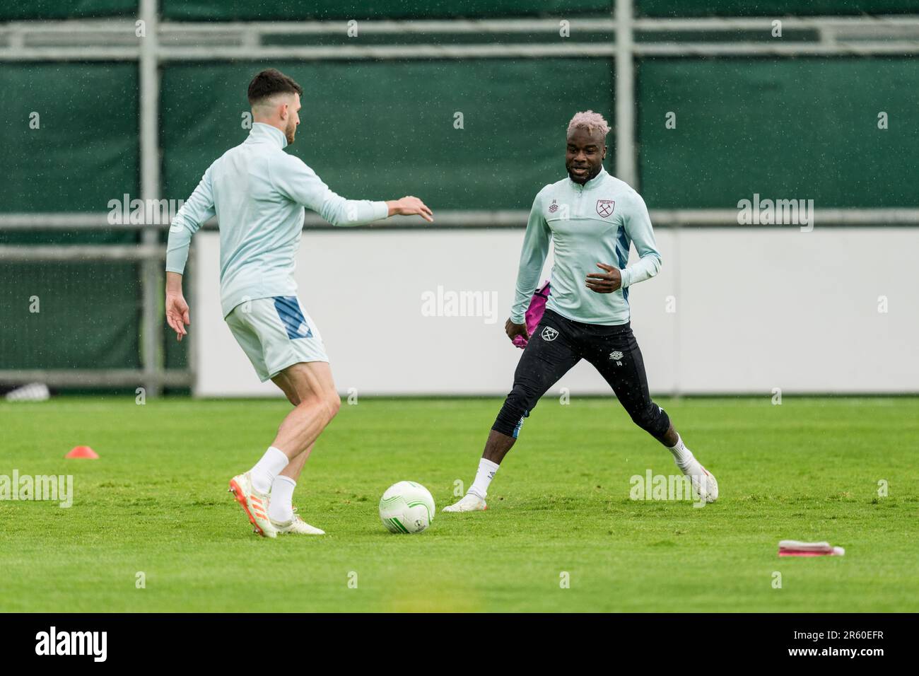 Praga, Repubblica Ceca. 06th giugno, 2023. Maxwel Cornet (14) di West Ham United visto durante un'ultima sessione di allenamento in vista della finale della UEFA Europa Conference League tra Fiorentina e West Ham United alla Fortuna Arena di Praga. Qui l'allenamento si svolge allo Strahov Stadium Credit: Gonzales Photo/Alamy Live News Foto Stock