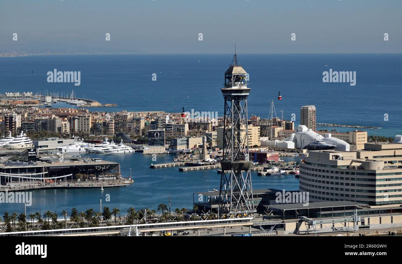 Vista di Barcellona dalla montagna di Montjuic. Prima di tutto, la funivia che attraversa il porto da Montjuic Foto Stock