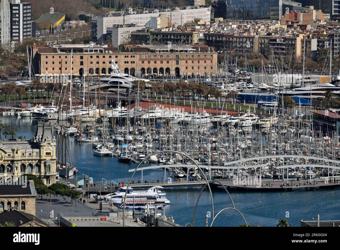 Vista del porto di Barcellona dalla montagna di Montjuic. Foto Stock
