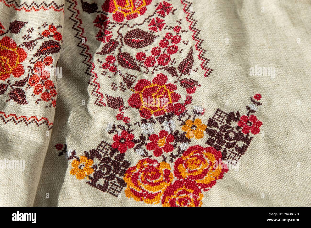 Maglietta ricamata con abiti ucraini. Sfondo rosso arancione e nero. Vyshyvanka è un simbolo dell'Ucraina. Cucitura a croce con ricami. Punto nazionale ucraino. Simbolo dell'abbigliamento tradizionale. Foto Stock