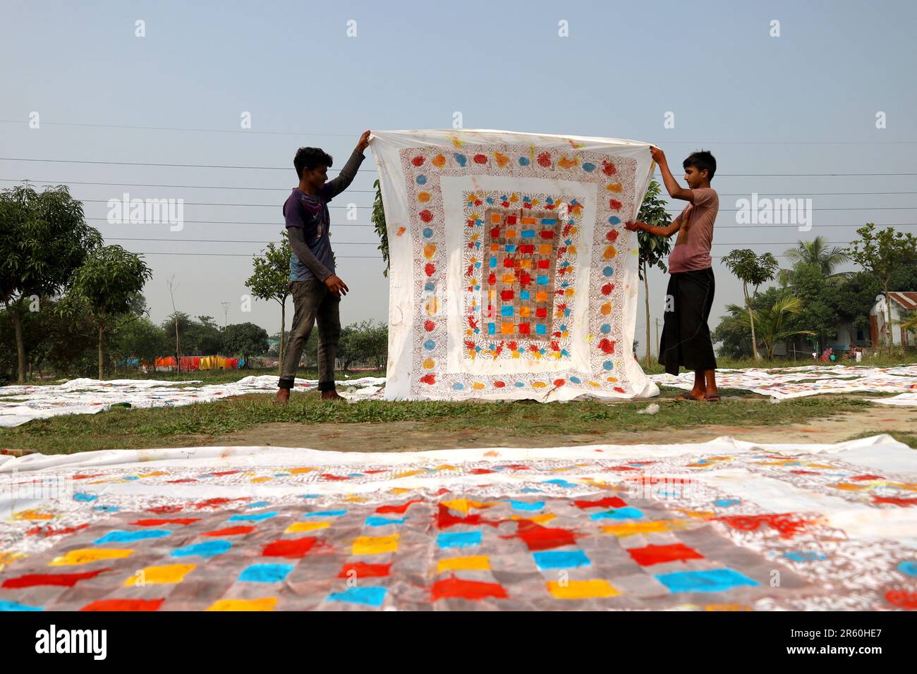 Narayangonj, Narayangonj, Bangladesh. 6th giugno, 2023. Vestiti tinti di fresco sono stati asciugati al sole al bunty Bazaar a Narayanganj. Il bunty Bazaar è famoso per la produzione di abiti femminili. Vari vestiti colorati sono fatti da qui e inviati in tutto il paese per la vendita. (Credit Image: © Syed Mahabubul Kader/ZUMA Press Wire) SOLO PER USO EDITORIALE! Non per USO commerciale! Credit: ZUMA Press, Inc./Alamy Live News Foto Stock