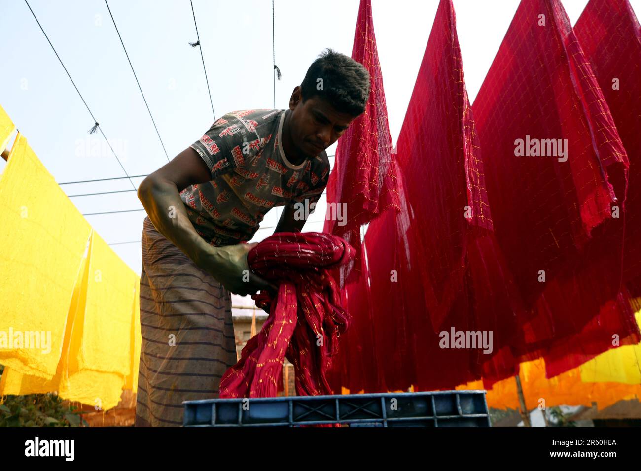 Narayangonj, Narayangonj, Bangladesh. 6th giugno, 2023. Vestiti tinti di fresco sono appesi fuori per asciugare al sole al bazar di Banty a Narayanganj. Il bunty Bazaar è famoso per la produzione di abiti femminili. Vari vestiti colorati sono fatti da qui e inviati in tutto il paese per la vendita. (Credit Image: © Syed Mahabubul Kader/ZUMA Press Wire) SOLO PER USO EDITORIALE! Non per USO commerciale! Credit: ZUMA Press, Inc./Alamy Live News Foto Stock