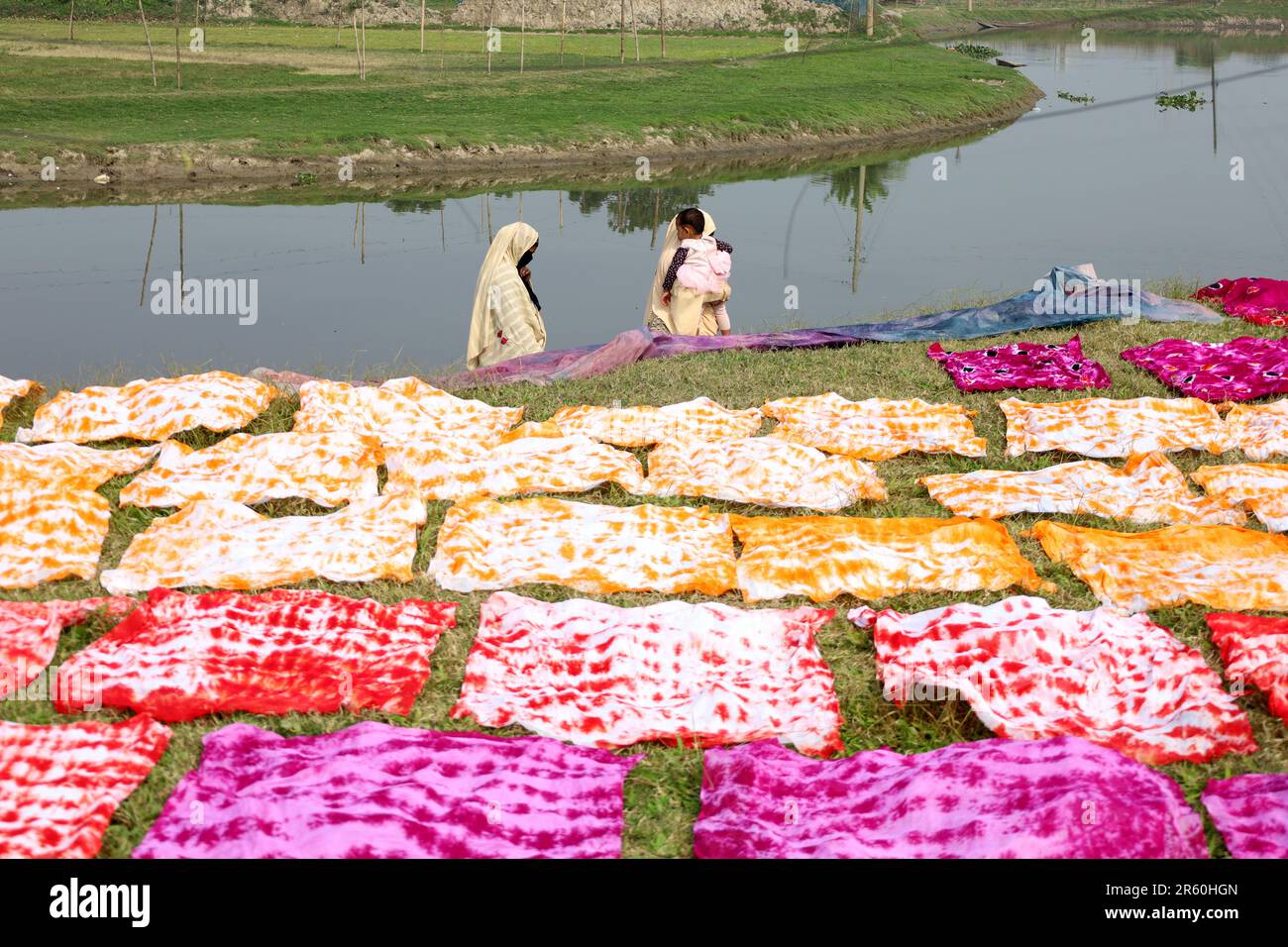 Narayangonj, Narayangonj, Bangladesh. 6th giugno, 2023. Vestiti tinti di fresco sono stati asciugati al sole al bunty Bazaar a Narayanganj. Il bunty Bazaar è famoso per la produzione di abiti femminili. Vari vestiti colorati sono fatti da qui e inviati in tutto il paese per la vendita. (Credit Image: © Syed Mahabubul Kader/ZUMA Press Wire) SOLO PER USO EDITORIALE! Non per USO commerciale! Credit: ZUMA Press, Inc./Alamy Live News Foto Stock