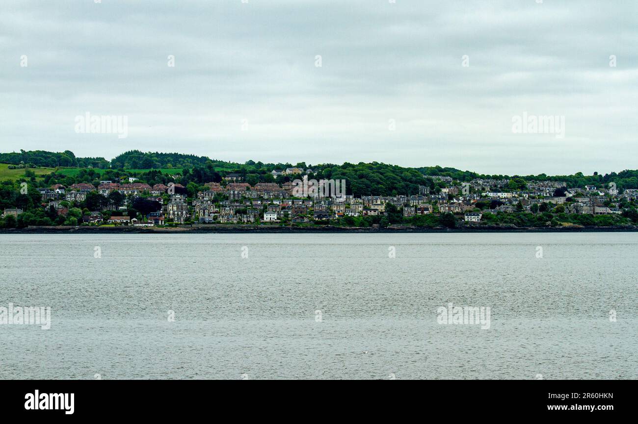 Dundee, Tayside, Scozia, Regno Unito. 6th giugno, 2023. UK Weather: È un altro giorno fresco e coperto attraverso Tayside Scozia con temperature che si aggirano intorno ai 11°C.. Una vista sul tranquillo fiume argenteo Tay di Newport-on-Tay e sul ponte di Tay Road. Newport-on-Tay è una piccola città nel nord-est di Fife, in Scozia, che funge da città di pendolari per Dundee. Il Fife Coastal Path passa attraverso Newport-on-Tay e l'area stessa è circondata da vedute dei due ponti che attraversano il fiume Tay. Credit: Dundee Photographics/Alamy Live News Foto Stock