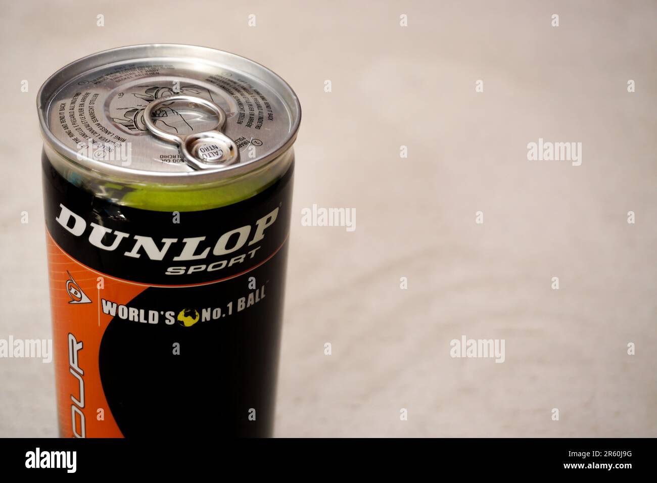 31 luglio 2022 Eskisehir Turchia. Palline da tennis Dunlop su sfondo isolato Foto Stock