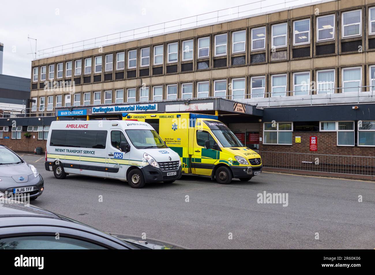 Ambulanze parcheggiate fuori Darlington Memorial Hospital, Darlington, Inghilterra, Regno Unito Foto Stock