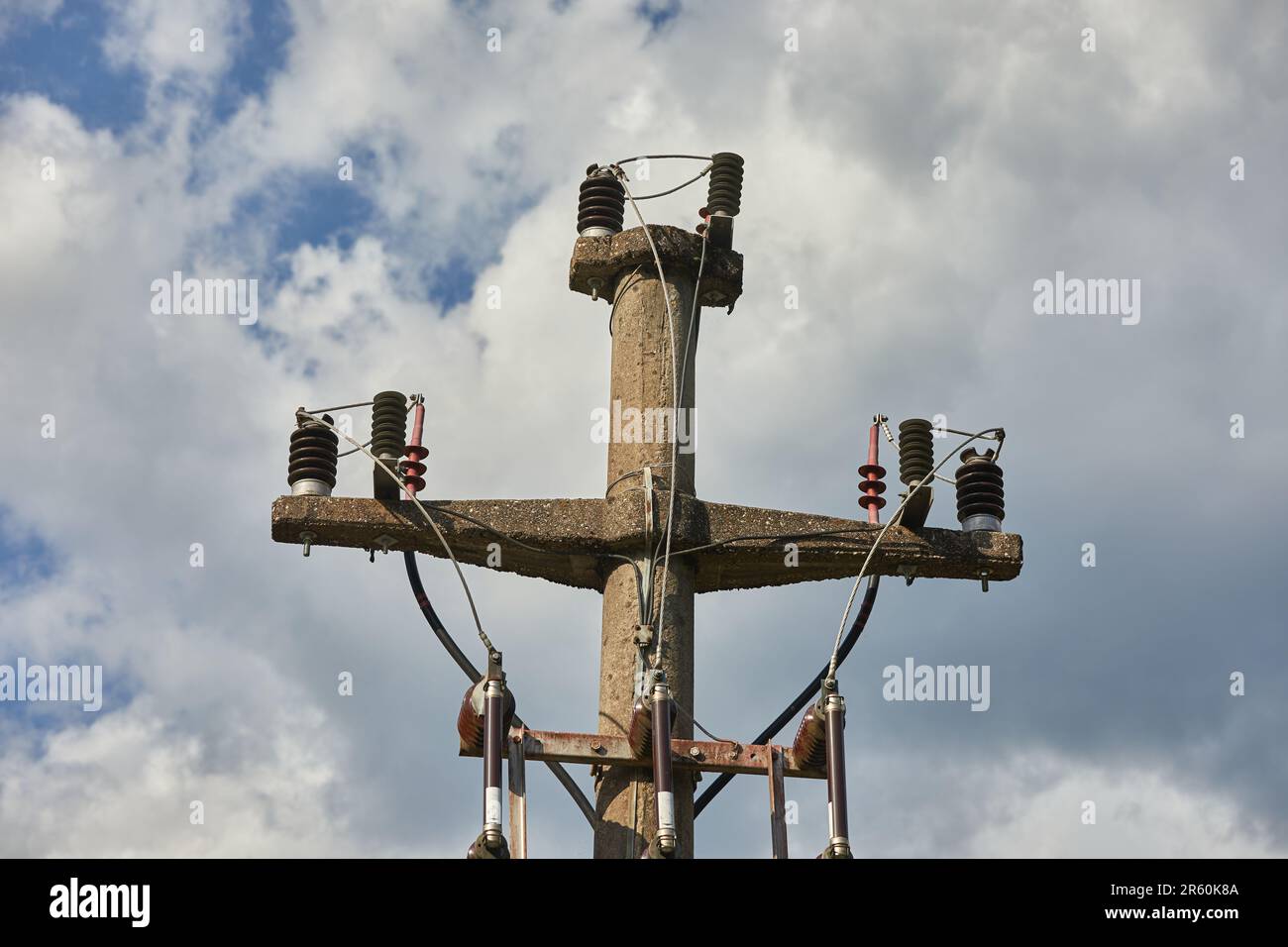 Griglia spezzata della colonna della linea elettrica Foto Stock