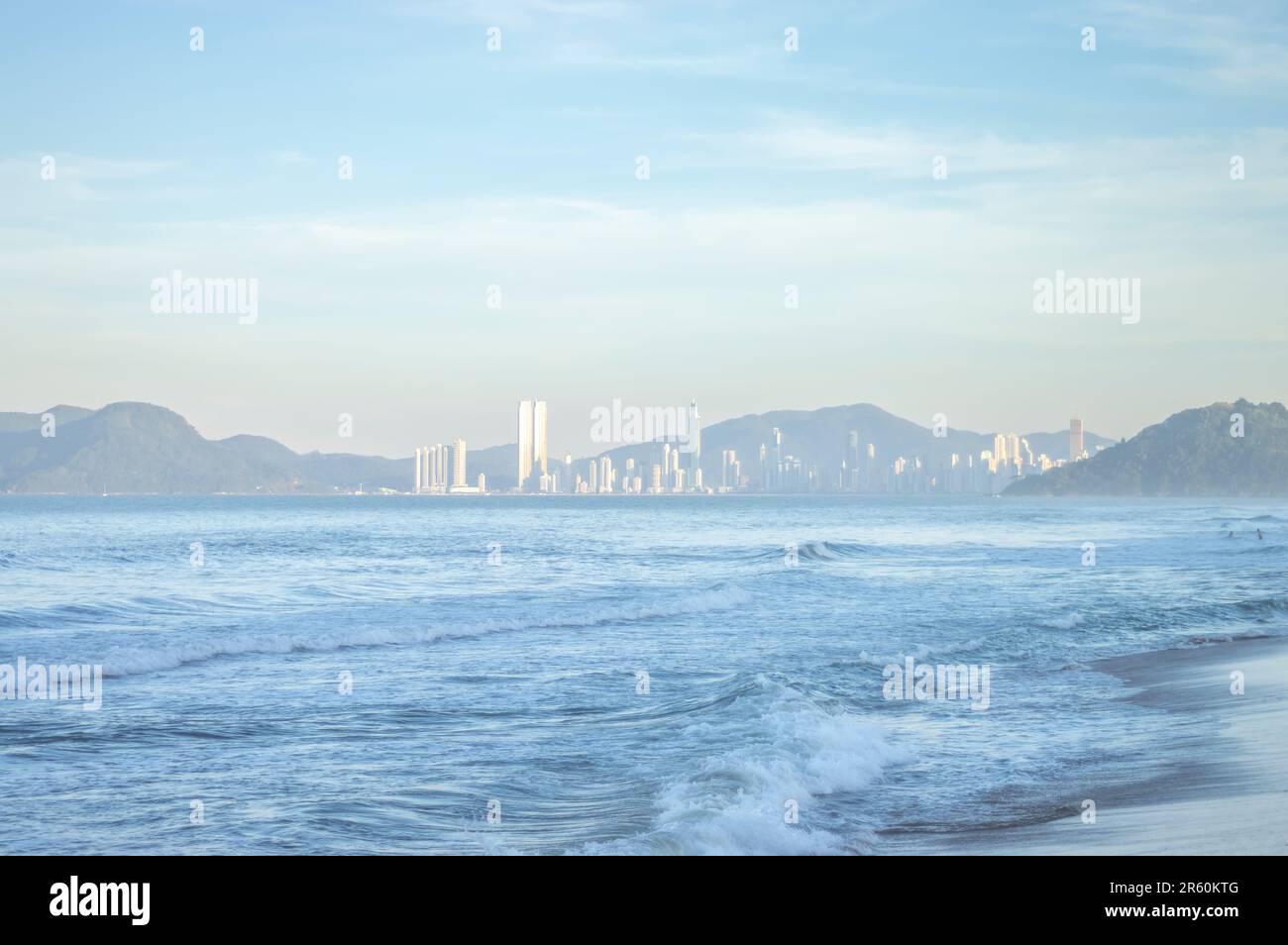 Spiaggia coraggiosa in itajai-sc brasile con la città di balneario comboriu nel paesaggio sullo sfondo e la gente che gode la spiaggia conosciuta per il suo Hig Foto Stock