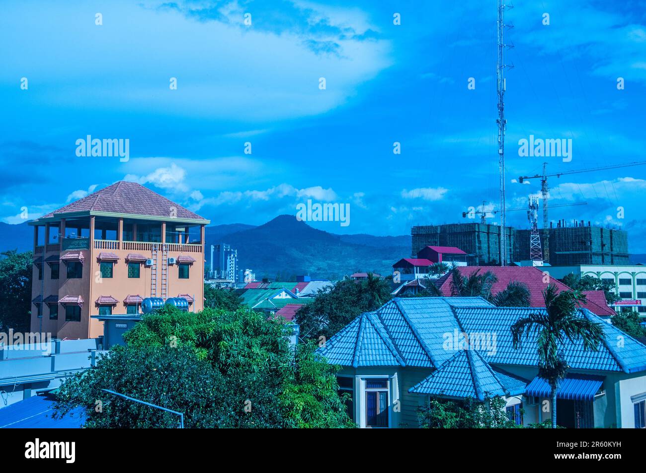 Cantiere con gru durante la stagione monsonica, Kampot, Cambogia. © Kraig Lieb Foto Stock