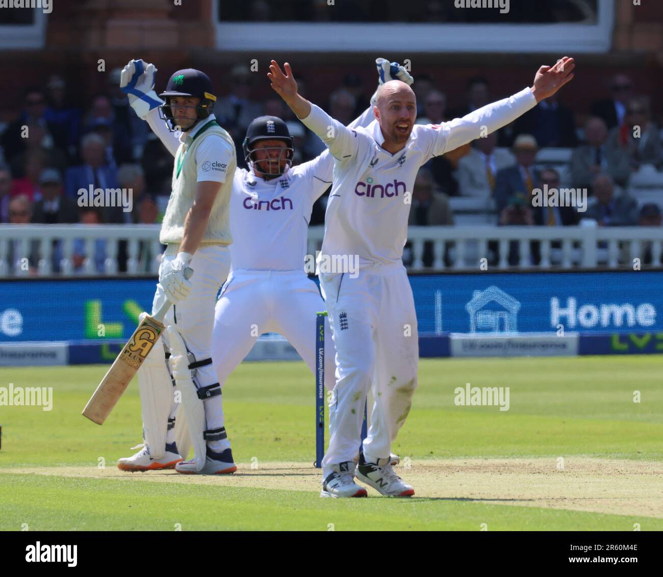 Jonny Bairstow (Yorkshire) e Lorcan Tucker d'Irlanda ottengono LBW da Jack Leach (Somerset) in Inghilterra durante il primo giorno della serie Test Match Foto Stock