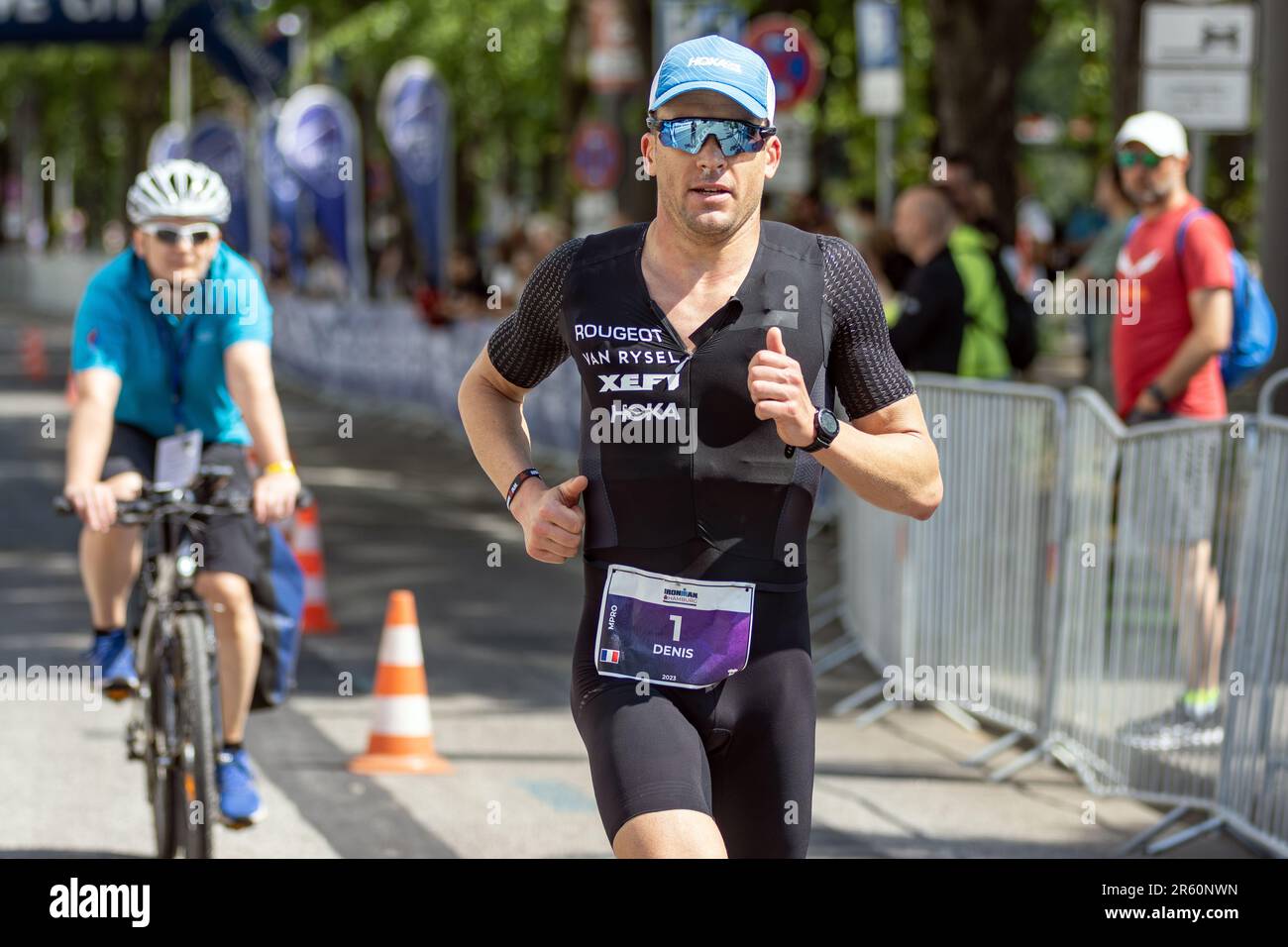 Amburgo, Germania - 06 04 2023: Il francese Denis Chevrot sulla strada per la vittoria assoluta a Ironman Hamburg 2023 Foto Stock