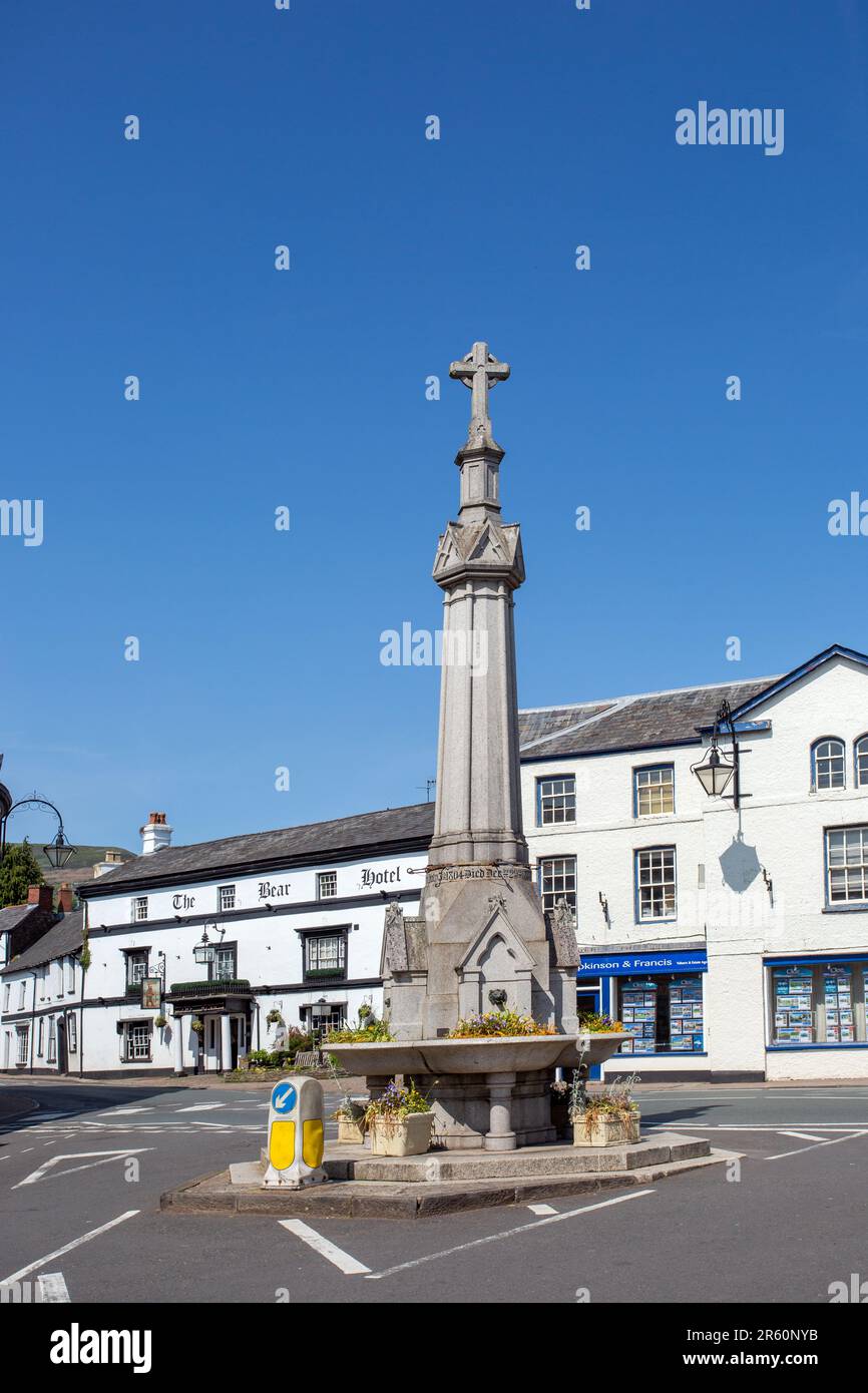 Ammira High Street nella città di Powys Market di Crickhowell, Galles del Sud Foto Stock