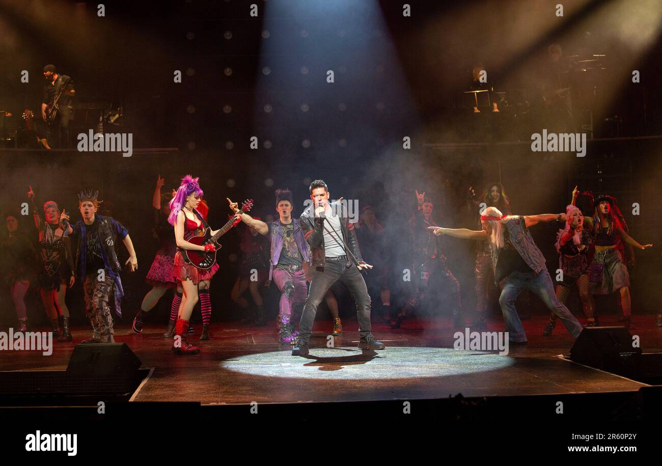 Front Center, l-r: Elena Skye (Scaramouche), Ian McIntosh (Galileo Figaro), ben Elton (The Rebel leader) in VI FARÀ ROCK al London Coliseum, Londra WC2 07/06/2023 musiche e testi di Queen story & script: Ben Elton scenografia: Stufish Entertainment Architetti costumi e parrucche: Kentaur Lighting: Scena musicale Luke Rolls: Jacob Fearey regista: Ben Elton Foto Stock