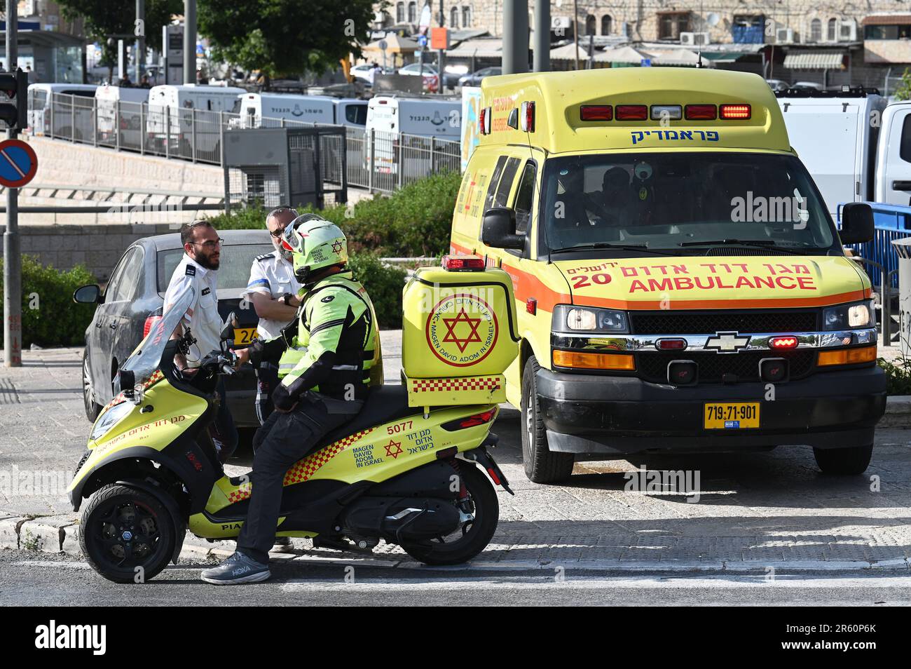 Ambulanze israeliane in attesa Foto Stock