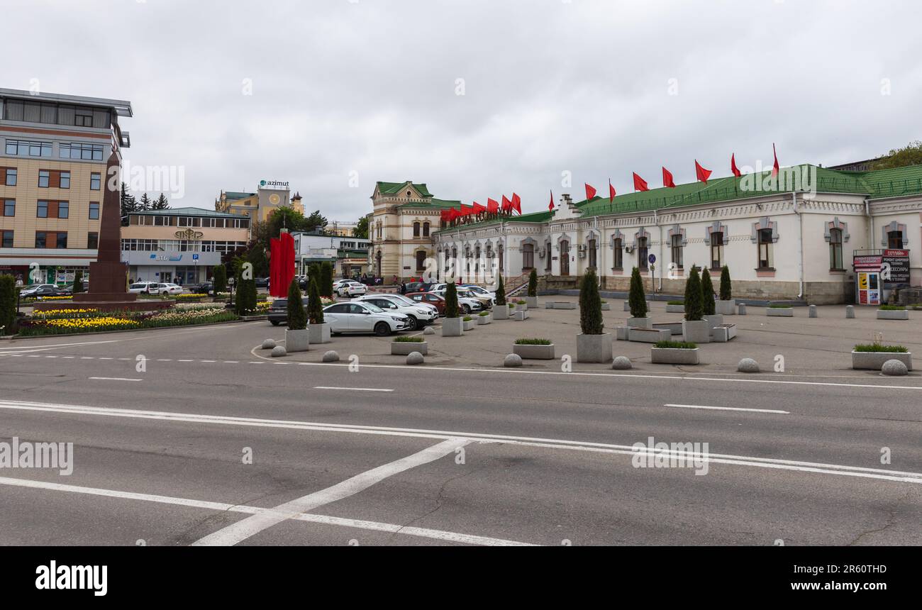 Essentuki, Russia - 9 maggio 2023: Piazza della Stazione decorata con bandiere rosse in onore del giorno della vittoria nella Grande Guerra Patriottica 1941-1945. Via v Foto Stock