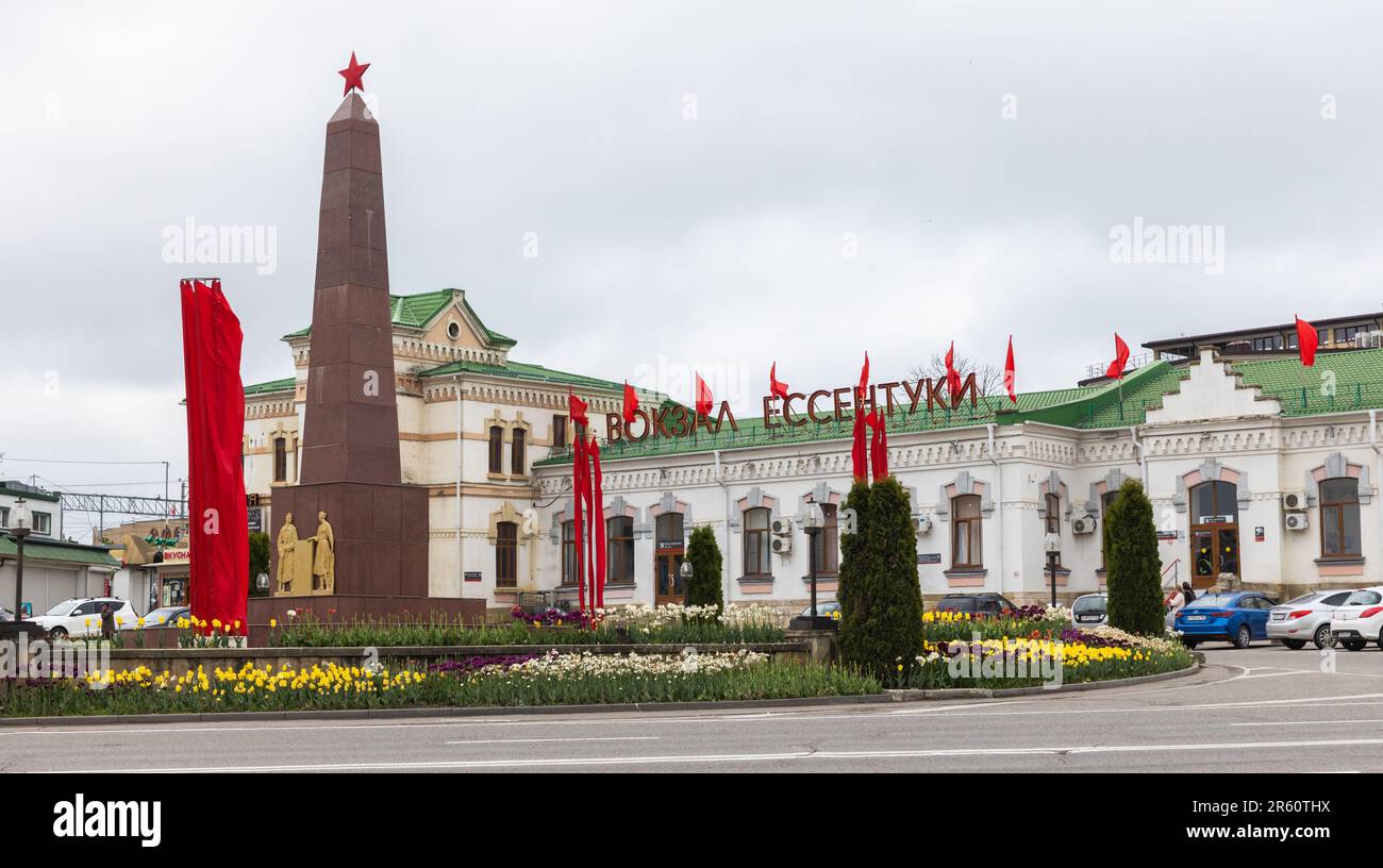 Essentuki, Russia - 9 maggio 2023: Vista sulla strada con la stazione centrale in Piazza della Stazione decorata con bandiere rosse in onore del giorno della vittoria nel GRE Foto Stock