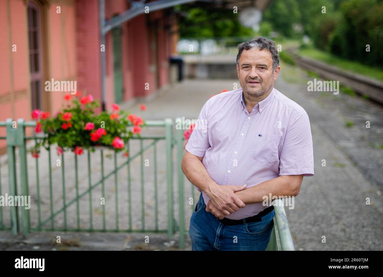 06 giugno 2023, Baden-Württemberg, Untermarchtal: Bernhard Ritzler, sindaco del comune di Untermarchtal, si trova di fronte al municipio. Anche Ritzler è stato vittima di un attacco di coltelli nel 2021. Foto: Christoph Schmidt/dpa Foto Stock