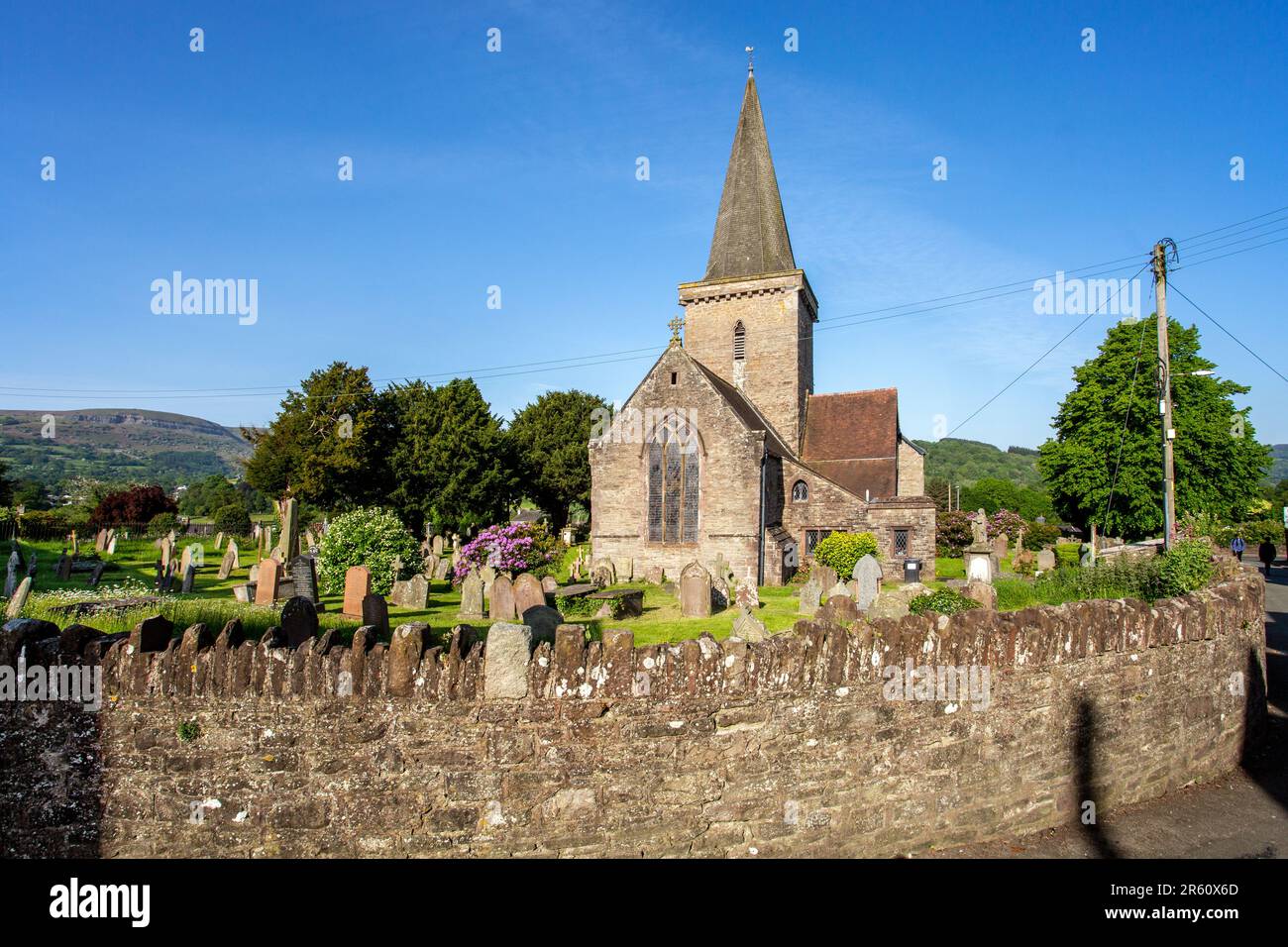 La chiesa parrocchiale di St Edmund e il cimitero nella città mercantile del Galles meridionale di Crickhowell Powys Foto Stock
