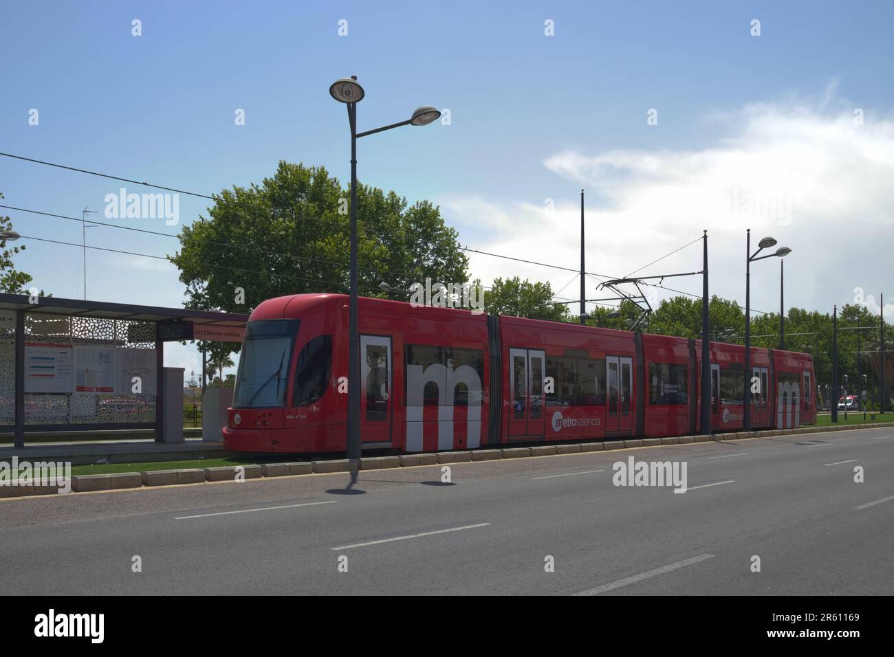 Maggio, 2023. Valencia, Spagna. Immagine di un tram della linea 10 di MetroValencia che si ferma in una stazione in attesa di passeggeri Foto Stock Maggio, 2023. Valencia, Spagna. Immagine di un tram della linea 10 di MetroValencia che si ferma in una stazione in attesa di passeggeri Foto Stock