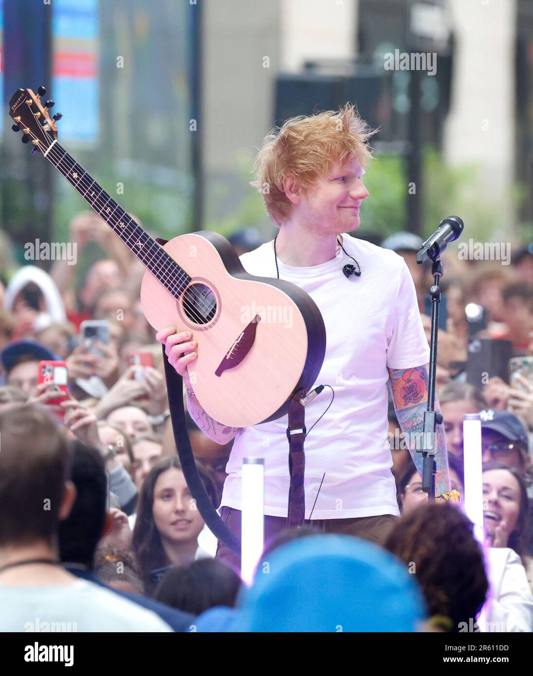 New York, Stati Uniti. 06th giugno, 2023. Ed Sheeran suona al NBC Today Show del Rockefeller Center di New York il 6 giugno 2023. Foto di John Angelillo/UPI Credit: UPI/Alamy Live News Foto Stock