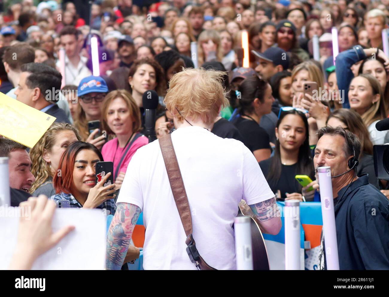 New York, Stati Uniti. 06th giugno, 2023. Ed Sheeran suona al NBC Today Show del Rockefeller Center di New York il 6 giugno 2023. Foto di John Angelillo/UPI Credit: UPI/Alamy Live News Foto Stock