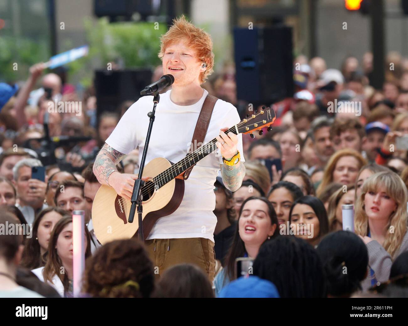 New York, Stati Uniti. 06th giugno, 2023. Ed Sheeran suona al NBC Today Show del Rockefeller Center di New York il 6 giugno 2023. Foto di John Angelillo/UPI Credit: UPI/Alamy Live News Foto Stock