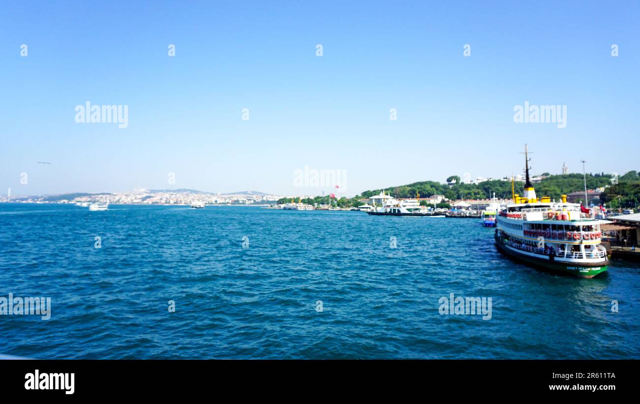 24 luglio 2017 Istanbul Turchia Corno d'oro Ponte sul bosforo e navi sul mare di Marmara Foto Stock