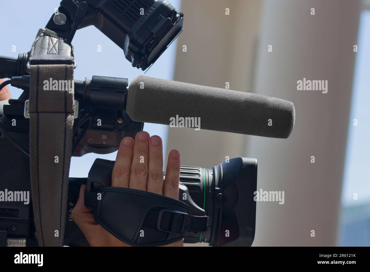 Immagine di un operatore di telecamera che registra un rapporto televisivo durante un evento di attualità Foto Stock