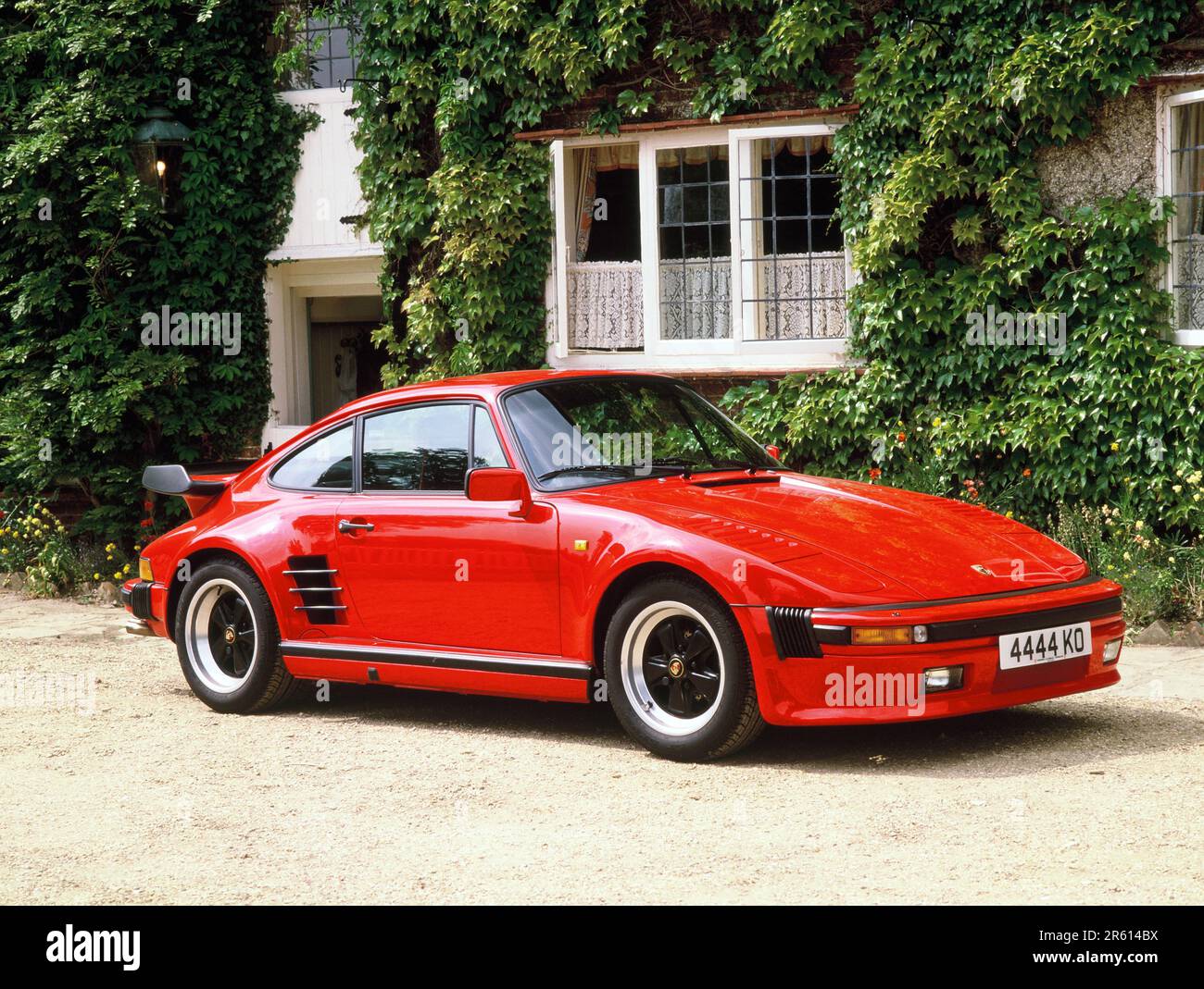 Auto classica. 1985 Porsche 911 (930) Turbo se 'Flat Nose' sul vialetto esterno casa. Foto Stock