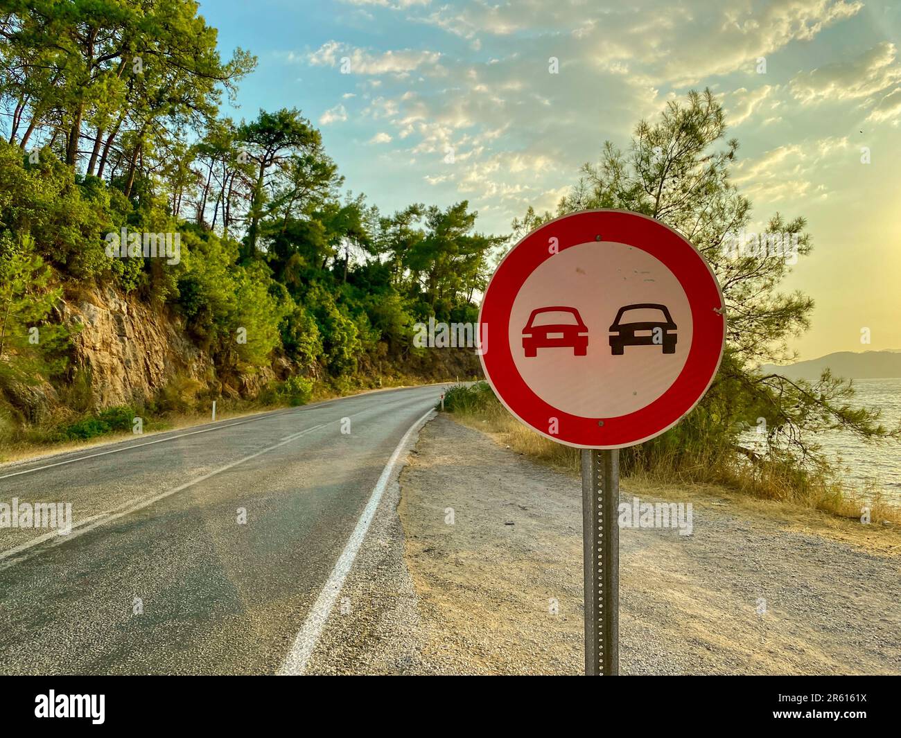 Vista ravvicinata segnaletica stradale di passaggio non consentita Foto Stock