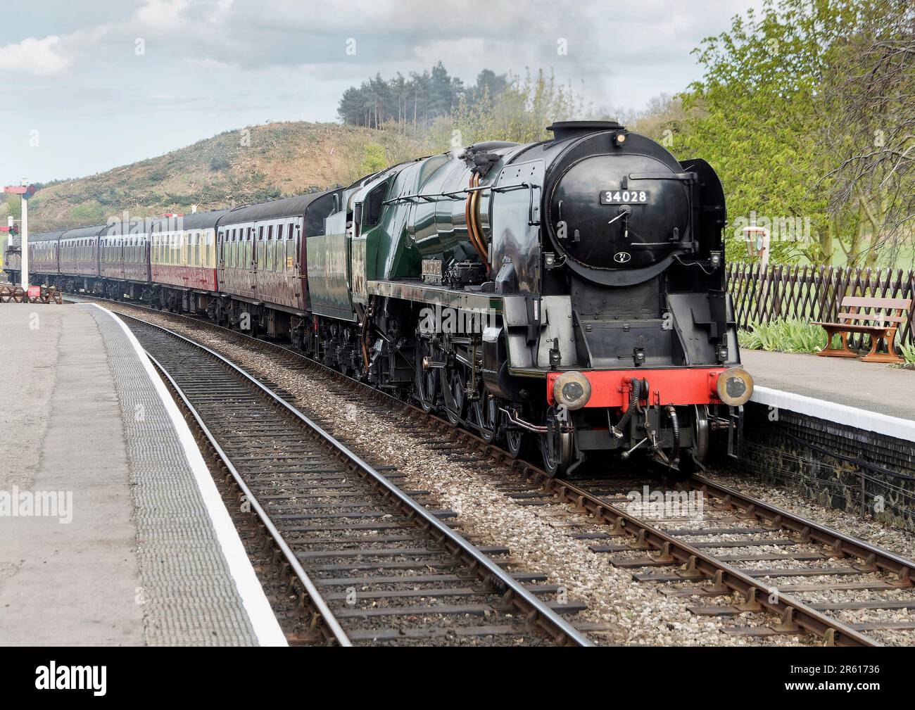 La North Norfolk Railway è una ferrovia storica. Visitare Bulleid pacific 34028 Eddystone rujns Iknto Weybourne stazione con un treno per Holt. Foto Stock