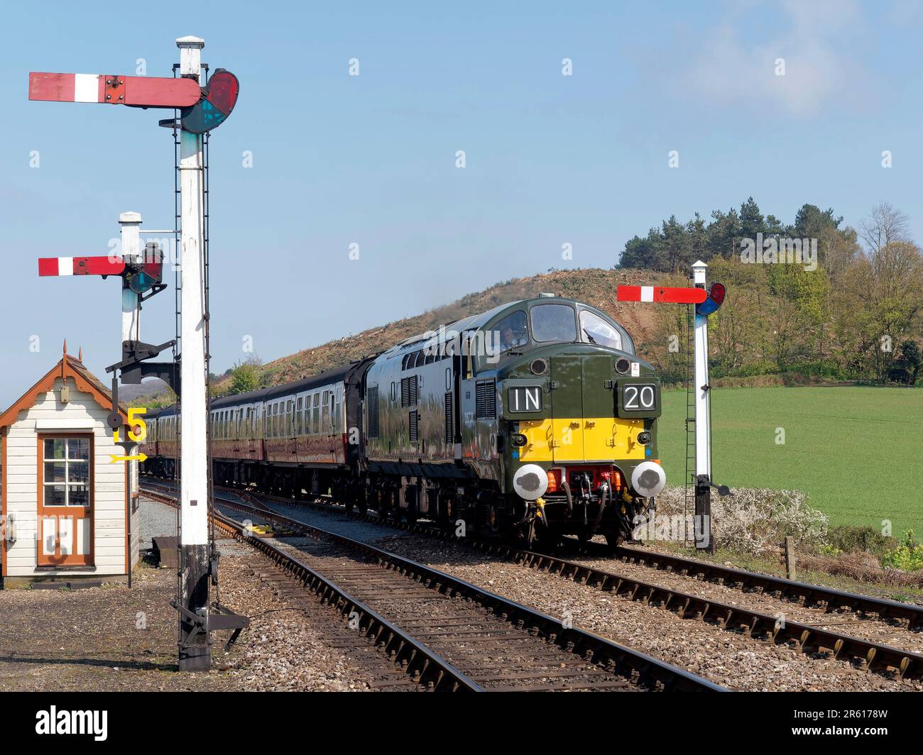 Locomotiva elettrica diesel-elettrica di classe 37 inglese sulla North Norfolk Railway che porta un treno a pseenger alla stazione di Weybourne Foto Stock