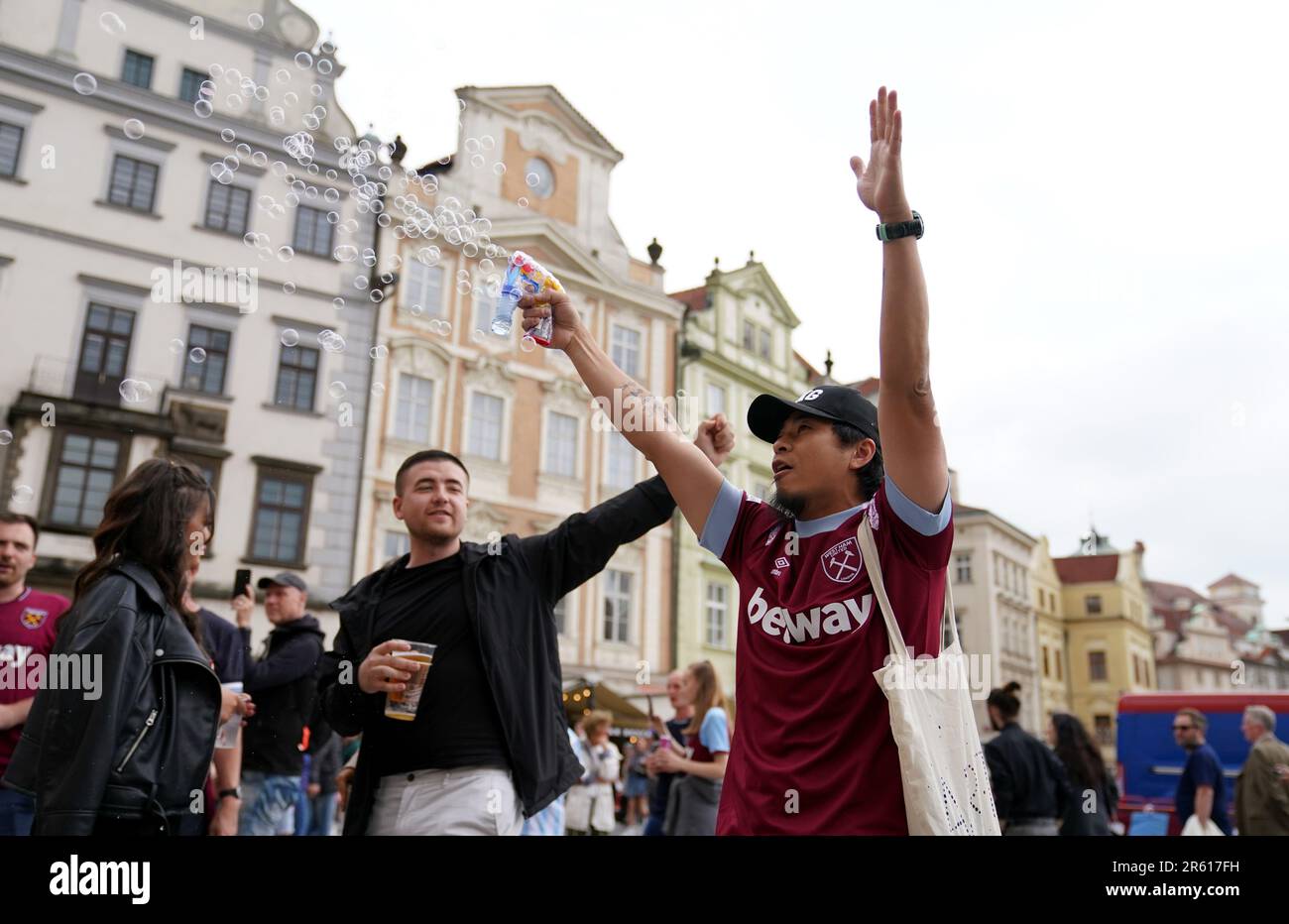 Tifosi del West Ham United a Praga, in vista della finale della UEFA Conference League, tra West Ham United e Fiorentina. Data immagine: Martedì 6 giugno 2023. Foto Stock