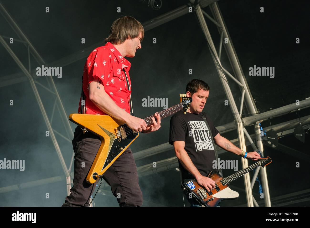 Tim Wheeler e Mark Hamilton di Ash si esibiscono al Wychwood Festival di Cheltenham, Regno Unito. Giugno 2, 2023 Foto Stock