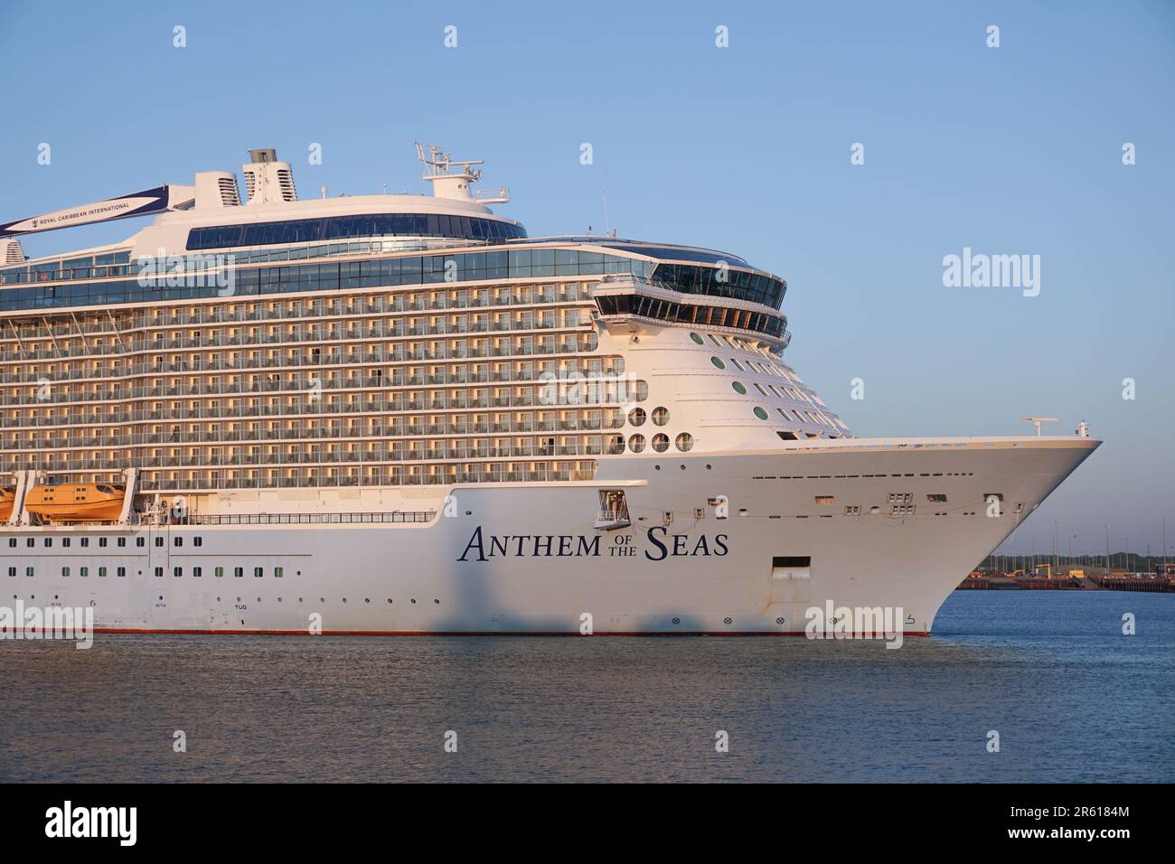 Southampton 21 maggio 2023 - nave da crociera Anthem of the Seas che entra nel porto di Southampton. Primo piano di una grande nave da crociera dai Caraibi reali Foto Stock