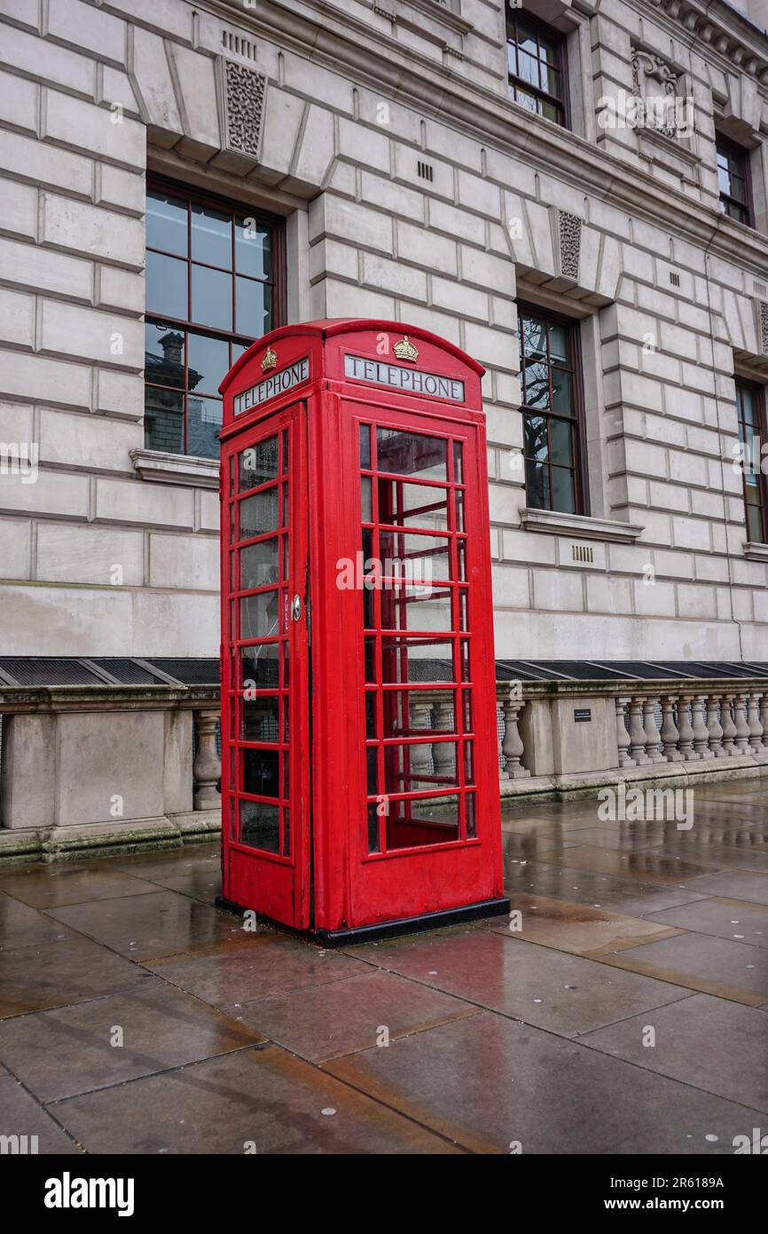 Tradizionale cassetta telefonica rossa nella città di Londra. Chiosco telefonico pubblico vintage e famosa icona britannica Foto Stock