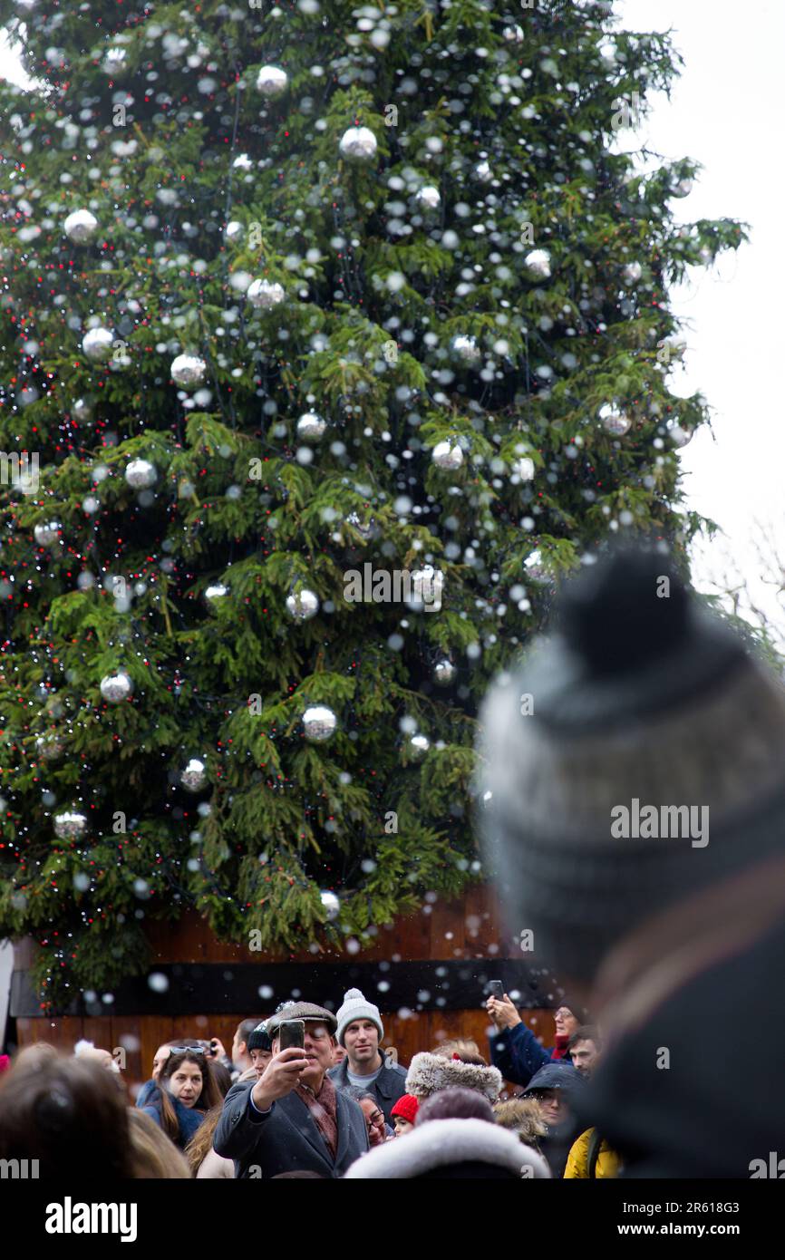 Decorazioni natalizie e fiocchi di neve artificiali sono visibili a Covent Garden, nel centro di Londra. Foto Stock