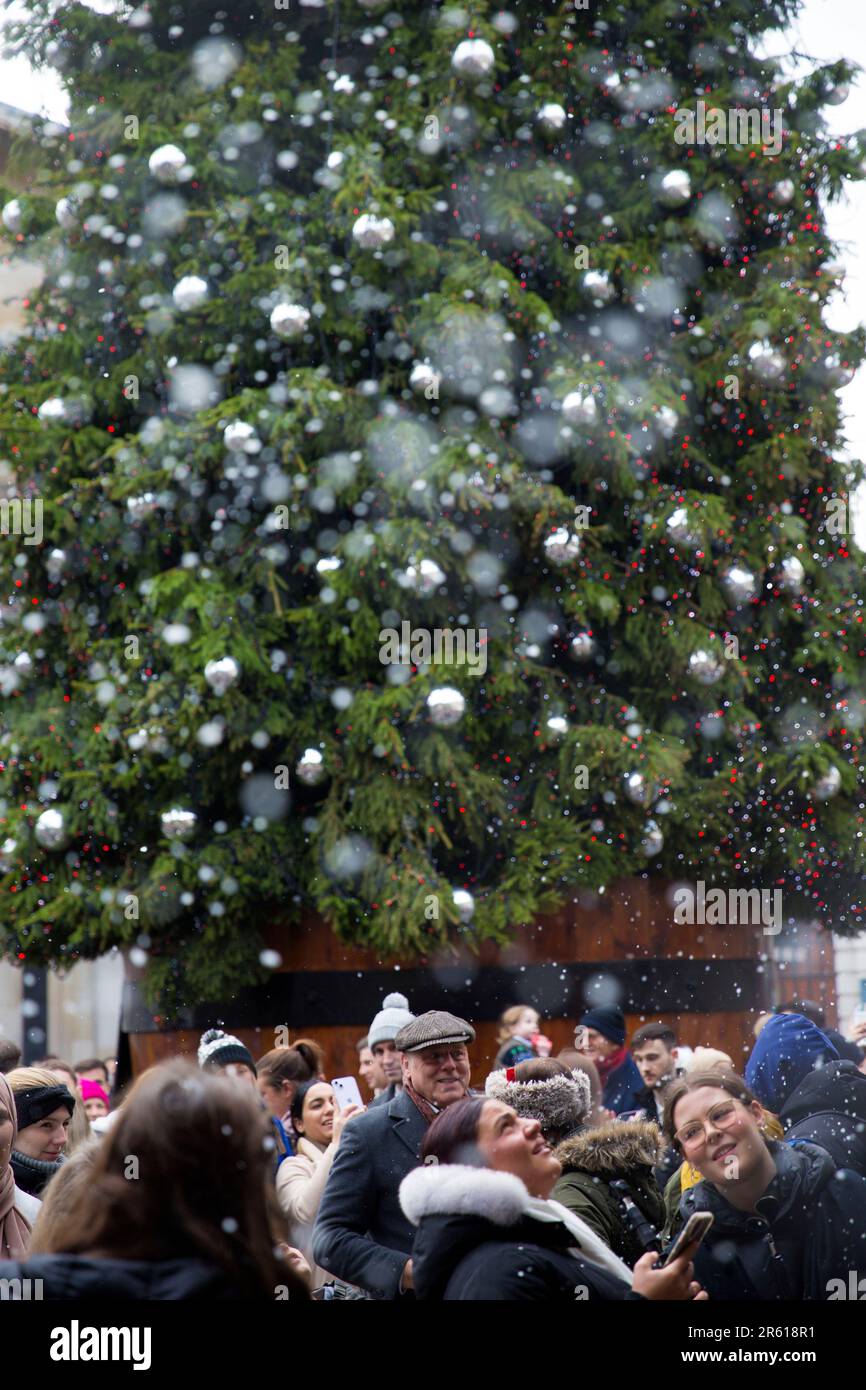 Decorazioni natalizie e fiocchi di neve artificiali sono visibili a Covent Garden, nel centro di Londra. Foto Stock