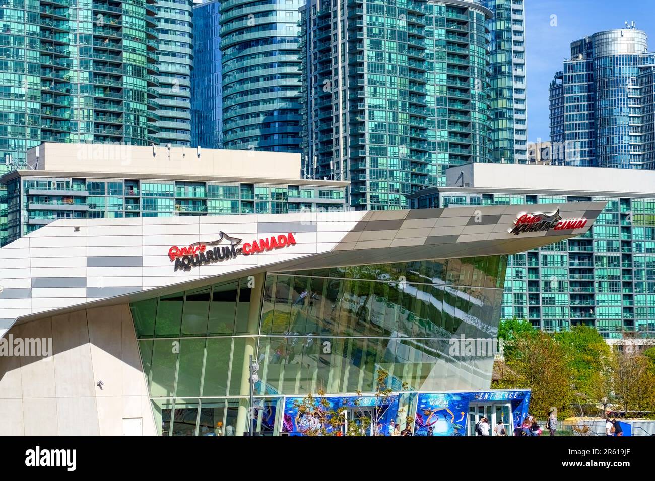 Toronto, Canada - 13 maggio 2023: La facciata dell'Acquario del Canada di Ripley, adagiato sullo sfondo di alti e moderni edifici cittadini. Ci sono incidentali Foto Stock