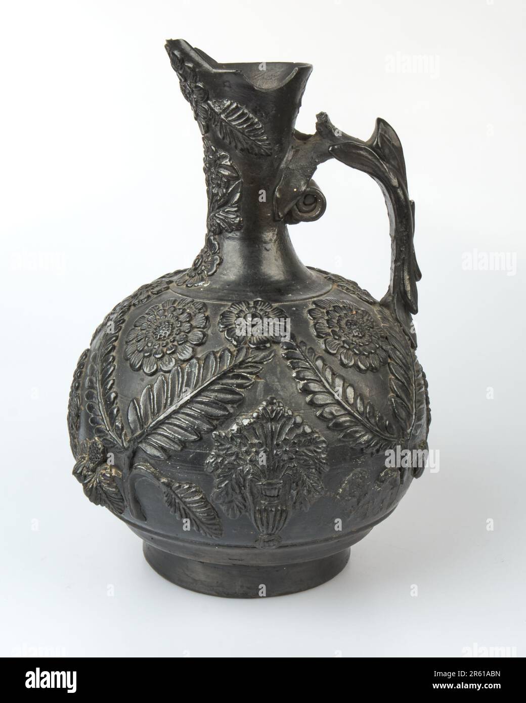 Antico 19th ° secolo nero ceramica con decorazione applicata Foto Stock