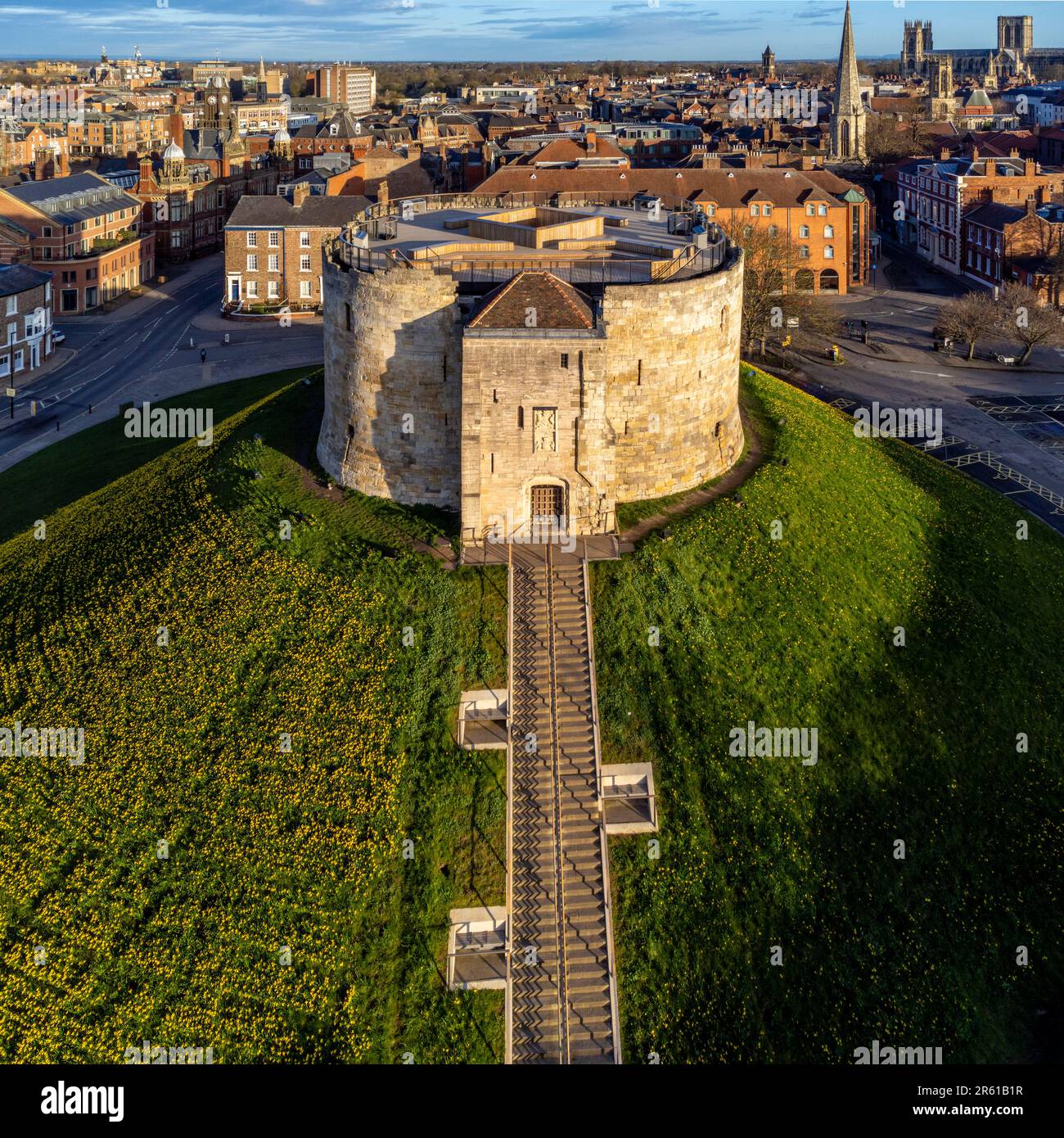 Ripresa aerea mattutina della Cliffords Tower, York, Regno Unito Foto Stock