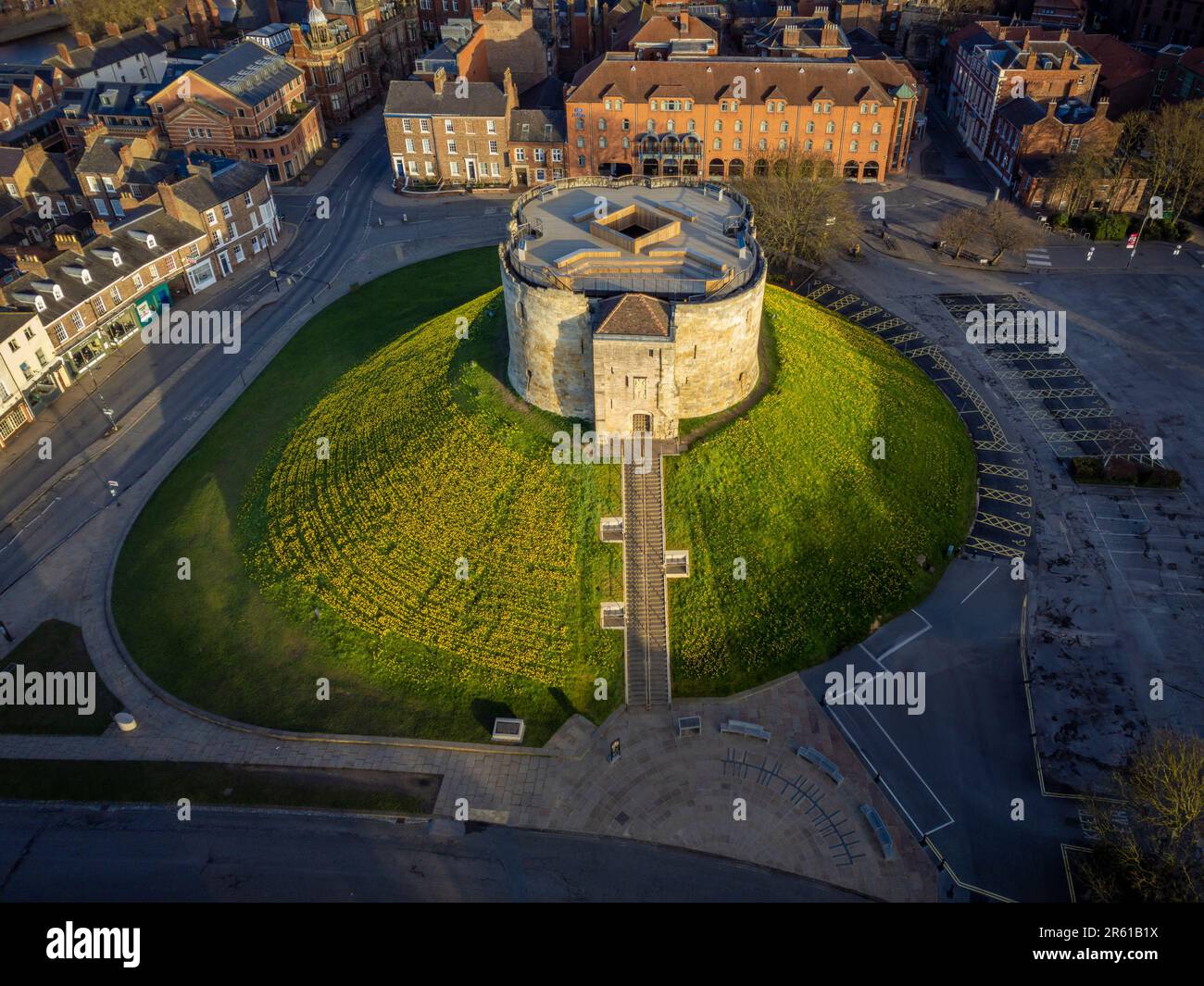 Ripresa aerea mattutina della Cliffords Tower, York, Regno Unito Foto Stock
