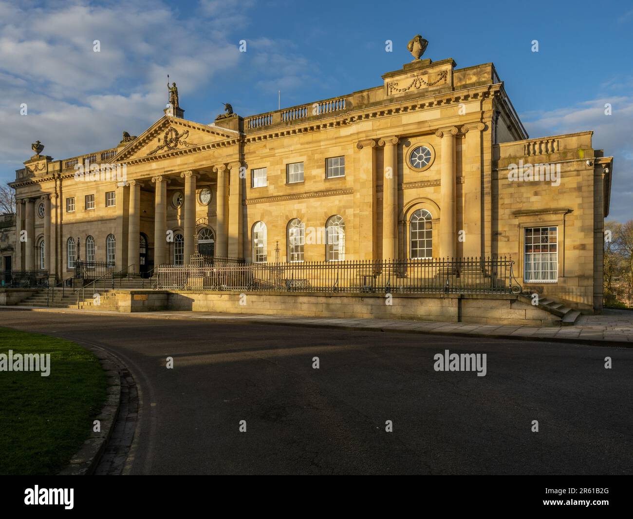 Il Crown Court di York è stato immerso nella luce del sole della mattina presto Foto Stock