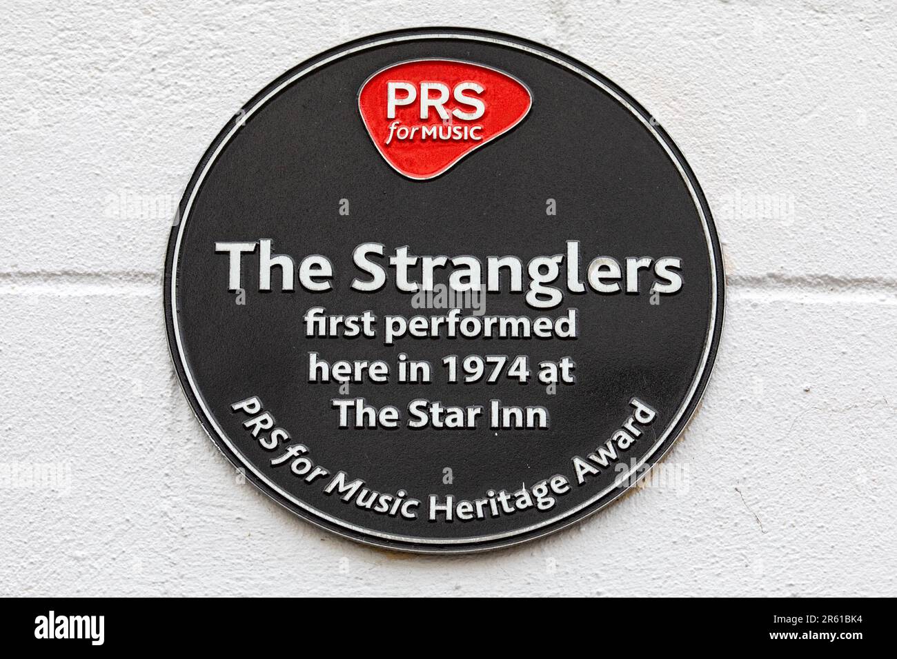 Surrey, Regno Unito - Aprile 5th 2023: Una targa sul pub Star Inn di Guildford, Surrey, che commemora quando gli Strangler vi si esibiscono per la prima volta nel 1974. Foto Stock