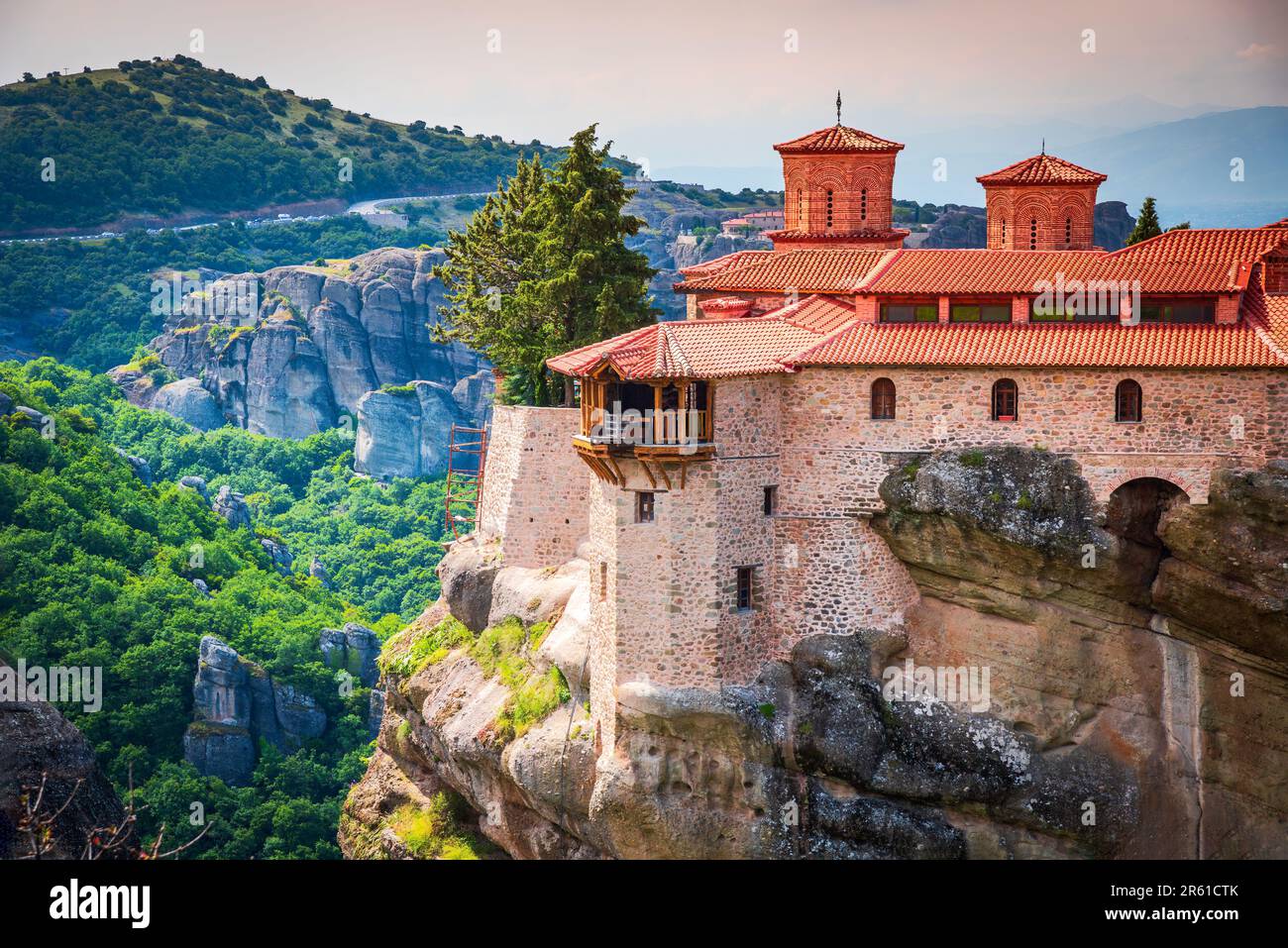 Meteora, Grecia. Arenaria incredibili formazioni rocciose e Monastero di Varlaam, patrimonio mondiale della Grecia. Foto Stock