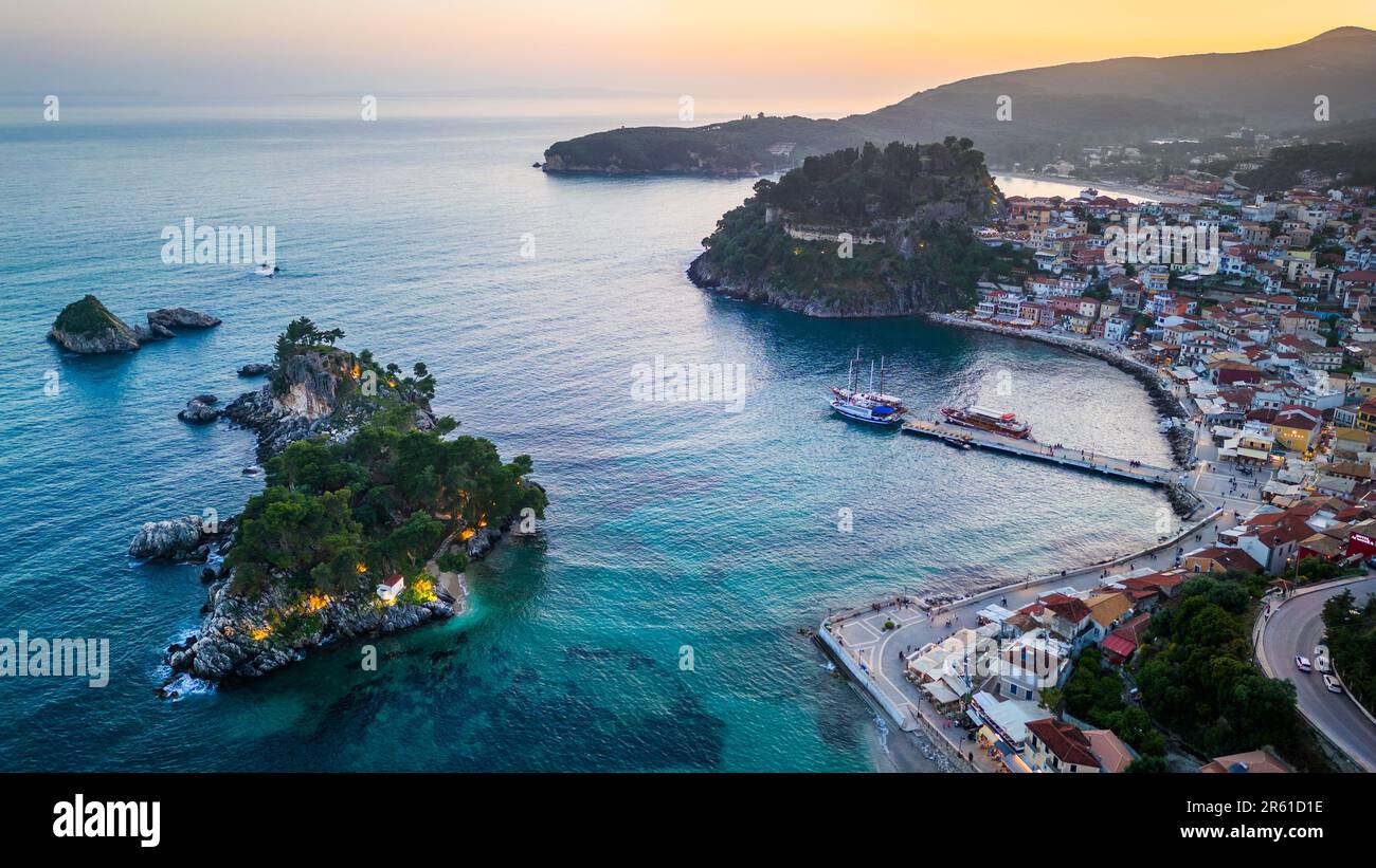 Parga, Grecia. Bella città costiera colorata in Epiro, vacanze greche. Vista aerea del tramonto. Foto Stock